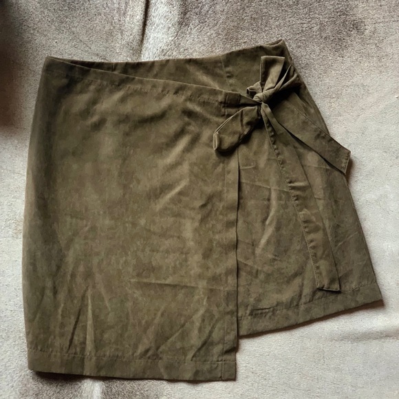 High waisted bow skirt! - Picture 2 of 3